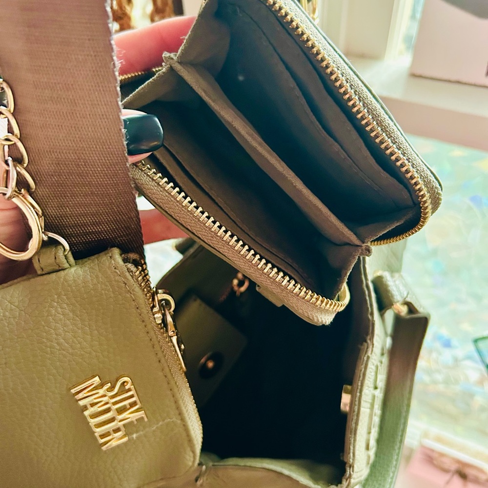 Steve Madden Green Crossbody Bag with Chic Design